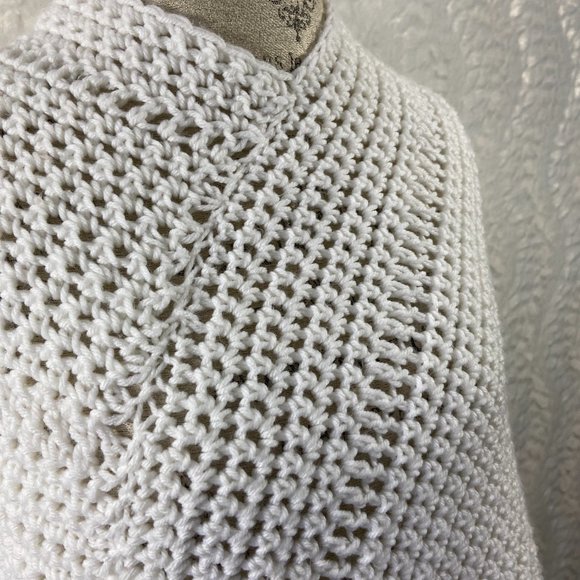Beautiful white crocheted handmade poncho 3 little snowmen accents - Picture 3 of 6
